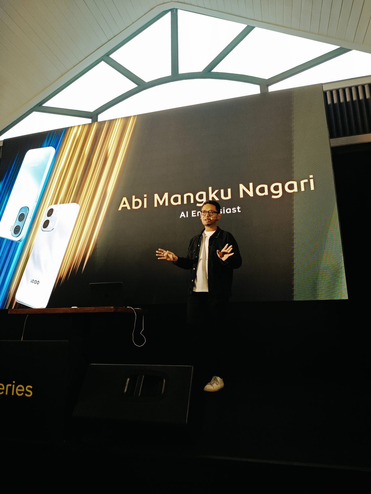 Abi Mangku presenting on AI at a tech event
